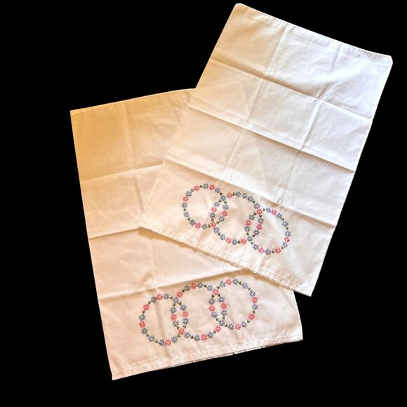 Vtg Handmade Embroidered Daisy Pillowcases Set of 2 Wreaths Pink Blue Circles - Picture 2 of 9